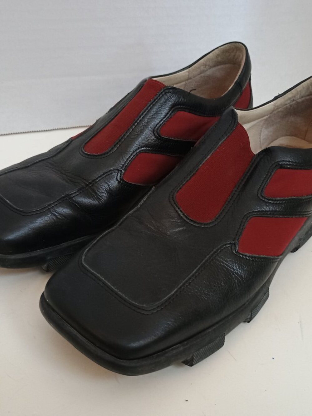 Donald J Pliner Italian leather shoes/sneakers in Black & Burgundy/Red size 8.5